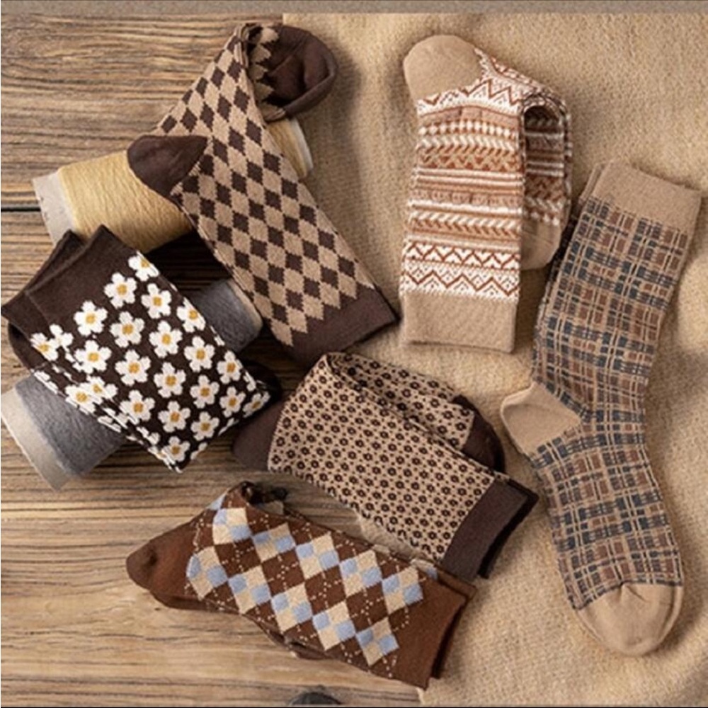 4 Pack of Brown Floral Socks NWT - Picture 2 of 3